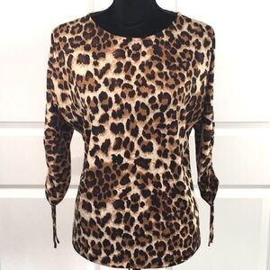 🎉 SALE Chico’s Leopard Top With Open Shoulders